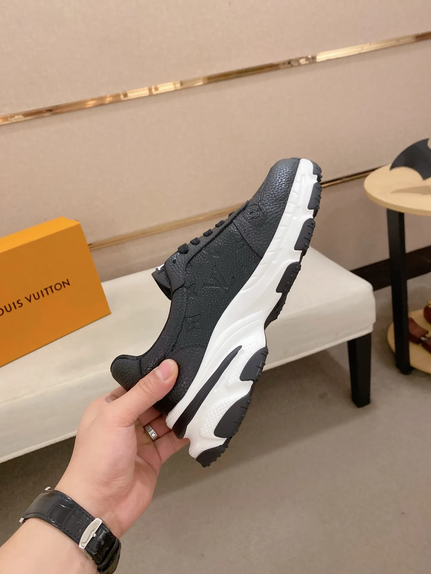 Men's shoes💰 442💰louis vuitton (Louis Vuitton/lv)🔍🔍The new counters are on sale at the same time. The uppers are imported from Italy. ⃣️Re-engraved🇮🇹💪💪, ⚠Sole: The original sole is specially provided by the original factory, the exclusive movable molded sole is super comfortable, ⚠Original and single goods 🔍high quality, you can enter and leave the counter at will, welcome to compare⚠. Code number: 38-44 (45/customized, non-refundable)
